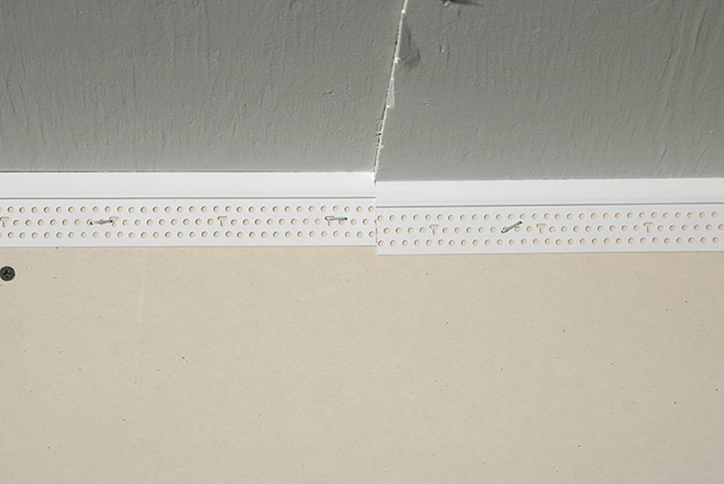 When installing Deflection Bead with uneven ceilings, cut the Deflection Bead into two pieces and install them seperately.